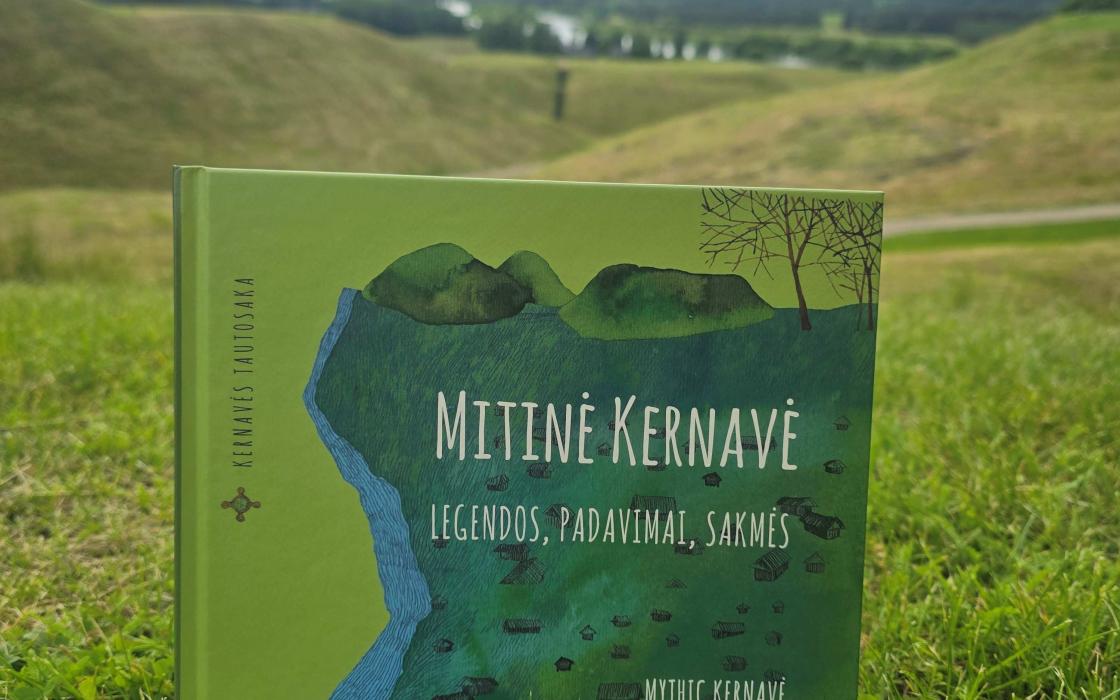Kernavėje pristatytas dvikalbis leidinys „Mitinė Kernavė: legendos, padavimai, sakmės“