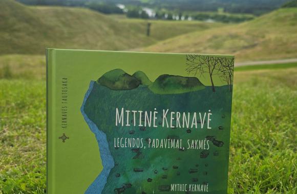 Kernavėje pristatytas dvikalbis leidinys „Mitinė Kernavė: legendos, padavimai, sakmės“