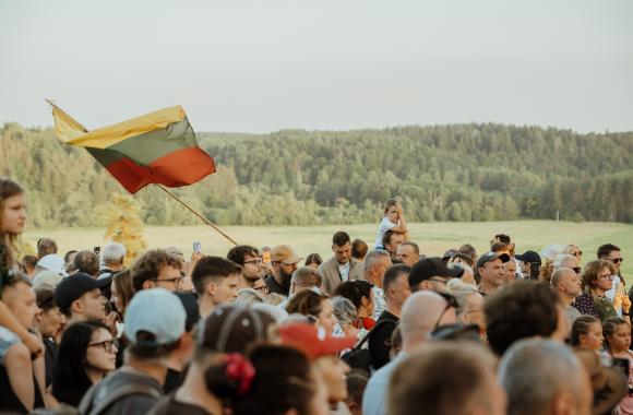 Kernavėje iškilmingai paminėta Lietuvos Karaliaus Mindaugo karūnavimo ir Tautiškos giesmės diena
