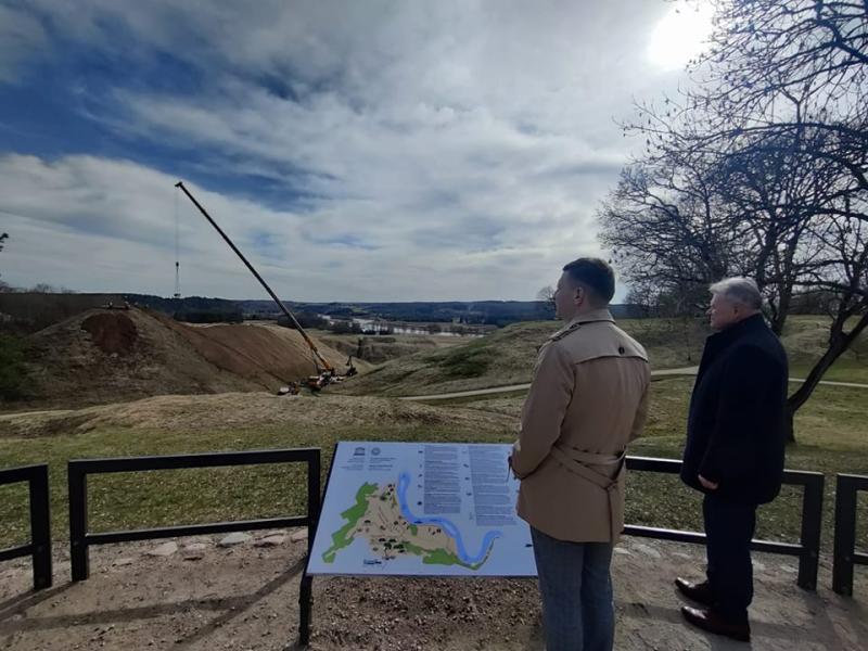 Atnaujinami Kernavės piliakalnių avarinės būklės likvidavimo darbai