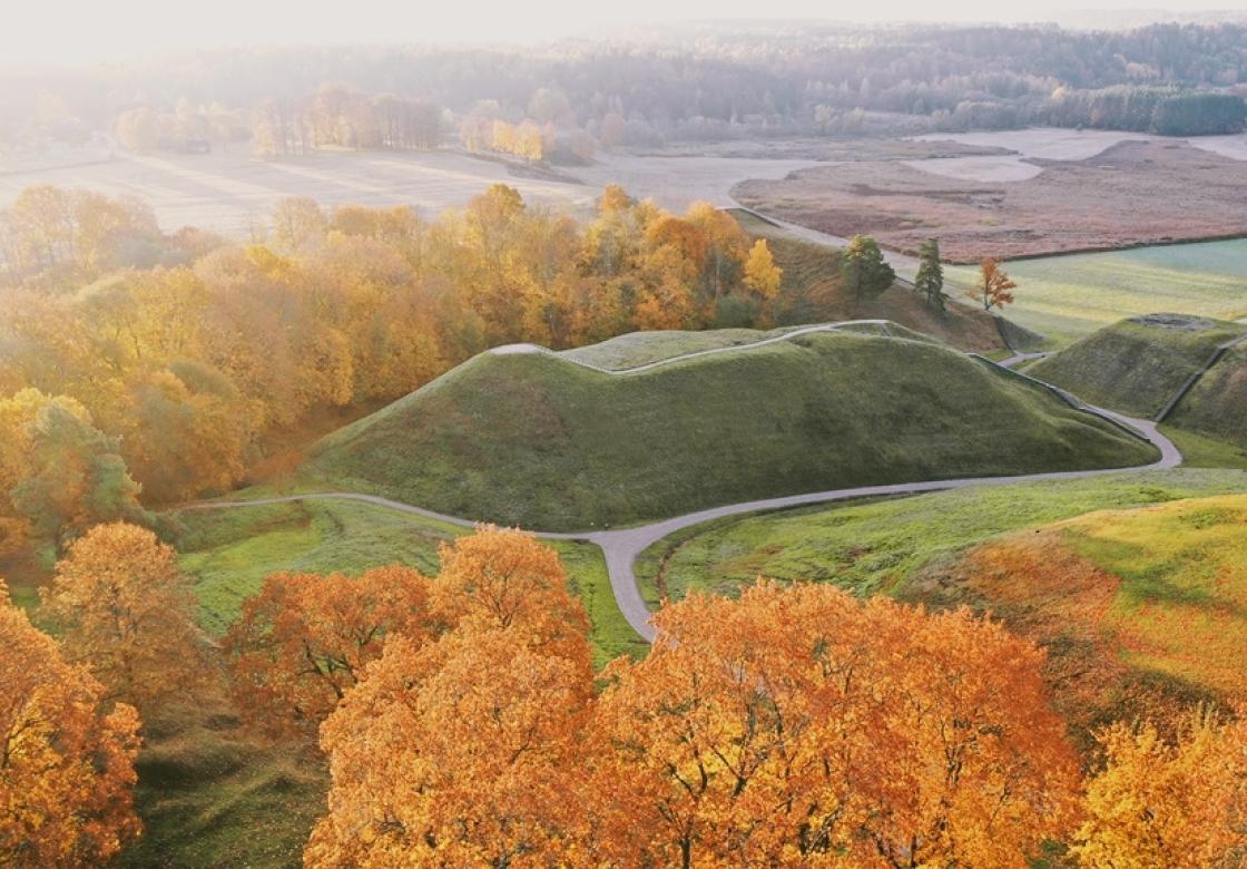 Kernavė – 35 km nuo Vilniaus, dešiniajame Neries krante įsikūręs nedidelis miestelis
