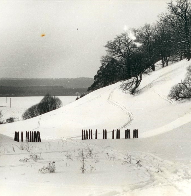 1985 m. Praėjimas tarp piliakalnių leidžiantis link Neries ir buvusi tvorelė