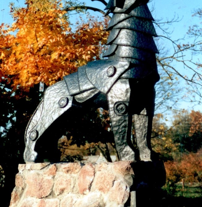 2001 d. Geležinio vilko skulptūra Kernavėje rudenį