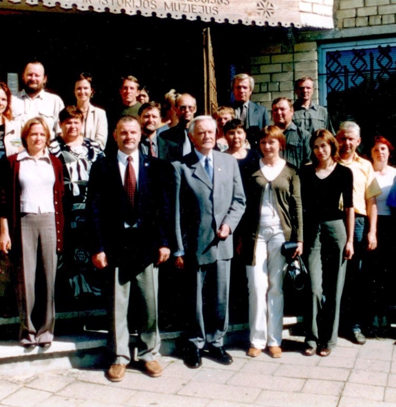 2004 m. prezidentas V. Adamkus su muziejaus kolektyvu, Kernavės įtraukimo į UNESCO proga