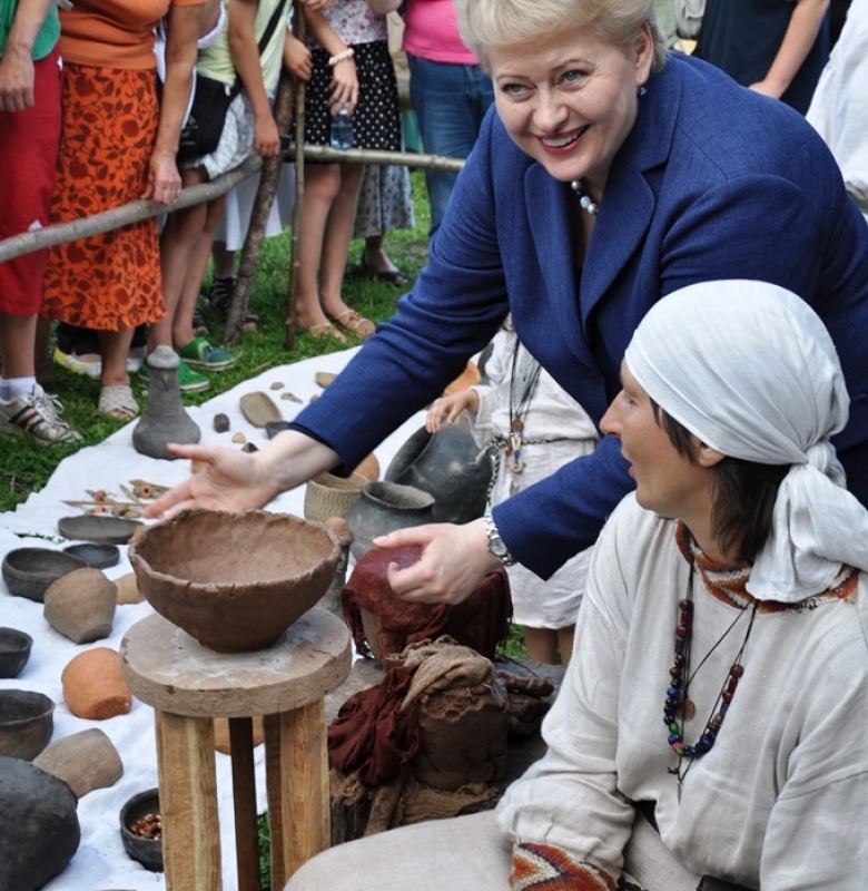 2011 m. prezidentė D. Grybauskaitė Gyvosios archeologijos dienos Kernaveje metu