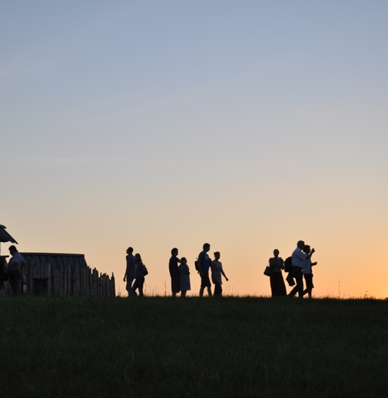 2016 m. Rasos šventės saulėlydis prie atkurtų viduramžių Kernavės amatininkų sodybų