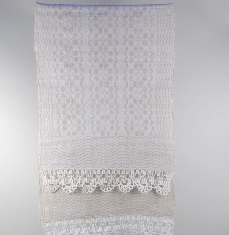 Rankšluostis. Lininiai siūlai. 208x40 cm. Servetinis audimas. Galai papuošti mezginėliais