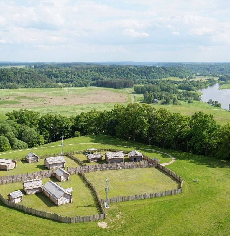 2016 m. atidaryta muziejinė ekspozicija po atviru dangumi, pagal archeologinių tyrimų medžiagą atkurtas XIII – XIV a. Kernavės Viduramžių miesto fragmentas – trijų amatininkų sodybų kompleksas. Nuotraukos autorius S. Kvietka